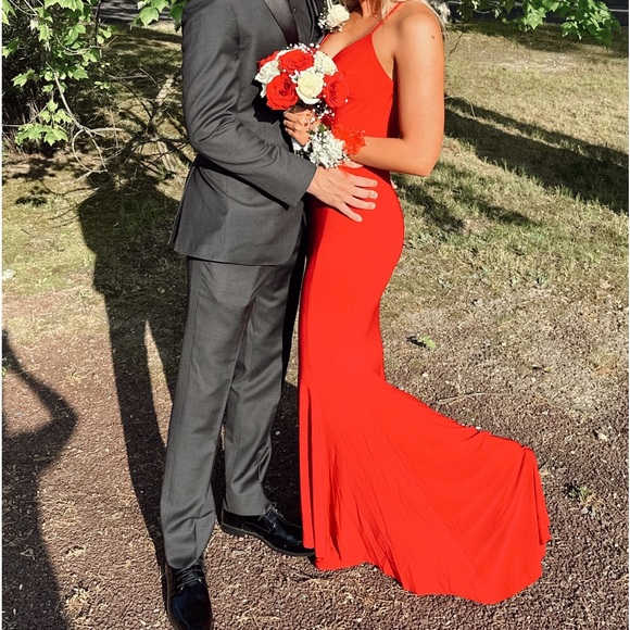 Beautiful REVOLVE Low Back Slip Mermaid Fishtail Gown in Red
Norma Kamali. - Picture 3 of 9